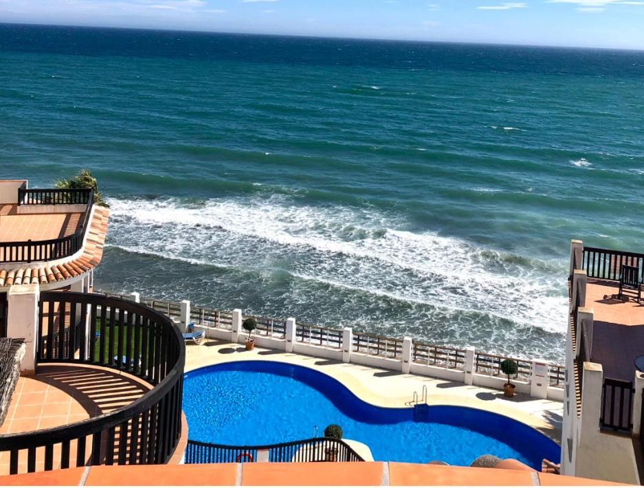Beachfront Penthouse Apartment With Large Terrace And Breathtaking Sea Views Close To Marbella Spain Sitio de Calahonda Exteriér fotografie