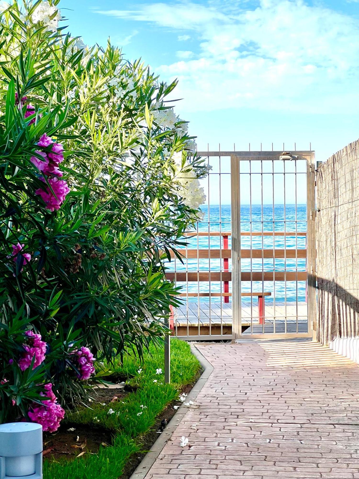 Beachfront Penthouse Apartment With Large Terrace And Breathtaking Sea Views Close To Marbella Spain Sitio de Calahonda Exteriér fotografie