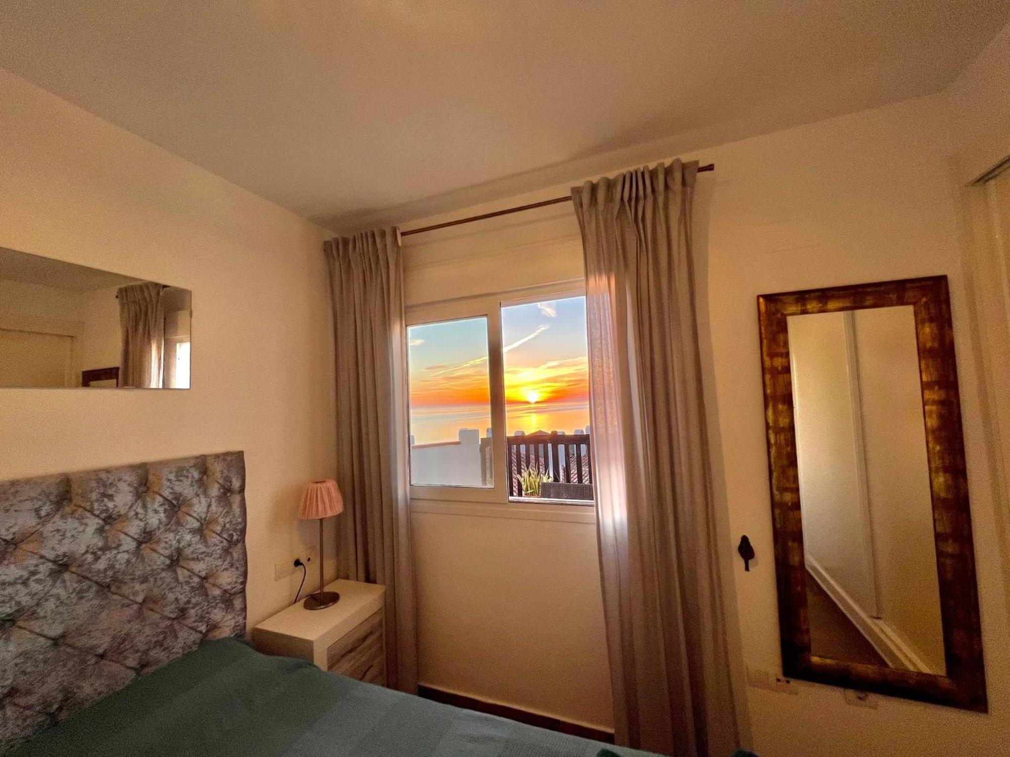 Beachfront Penthouse Apartment With Large Terrace And Breathtaking Sea Views Close To Marbella Spain Sitio de Calahonda Exteriér fotografie