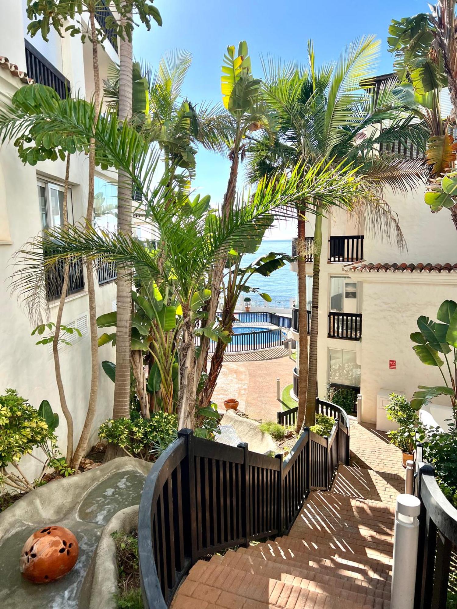Beachfront Penthouse Apartment With Large Terrace And Breathtaking Sea Views Close To Marbella Spain Sitio de Calahonda Exteriér fotografie