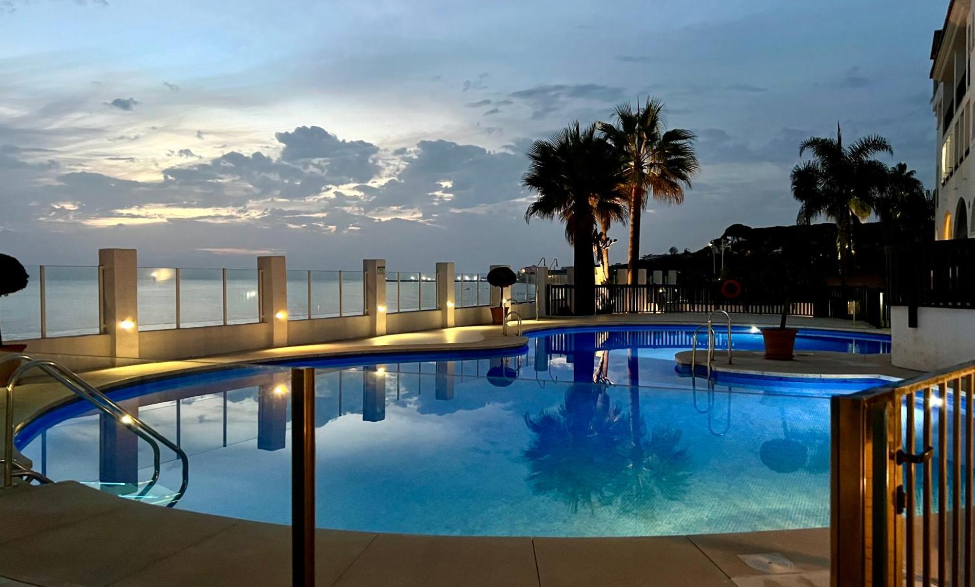 Beachfront Penthouse Apartment With Large Terrace And Breathtaking Sea Views Close To Marbella Spain Sitio de Calahonda Exteriér fotografie